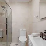 Lovely 3-bedroom W/ Free Parking On Premises Appartement *