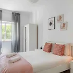 Lovely 3-bedroom W/ Free Parking On Premises Appartement