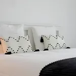 Lovely 3-bedroom W/ Free Parking On Premises Appartement *