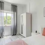 Lovely 3-bedroom W/ Free Parking On Premises Appartement