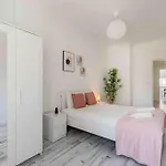 Lovely 3-bedroom W/ Free Parking On Premises