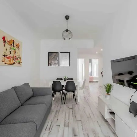 Lovely 3-bedroom W/ Free Parking On Premises 아파트 쿠엘루즈