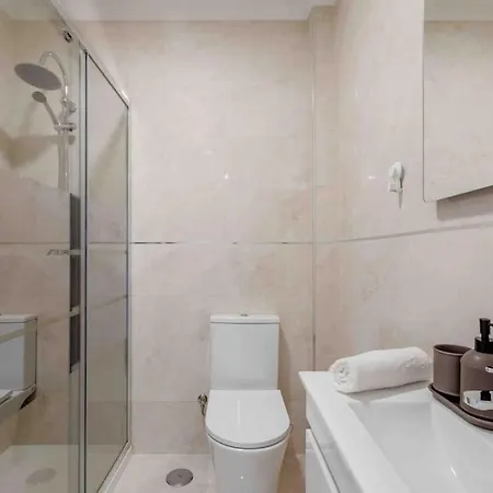 Lovely 3-bedroom W/ Free Parking On Premises 아파트 *