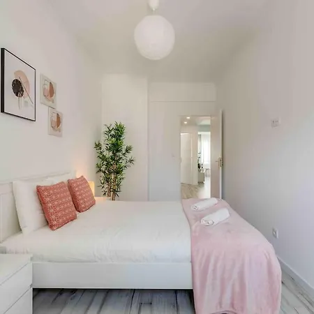 Lovely 3-bedroom W/ Free Parking On Premises Apartment Queluz