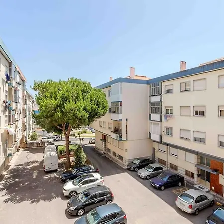Lovely 3-bedroom W/ Free Parking On Premises *