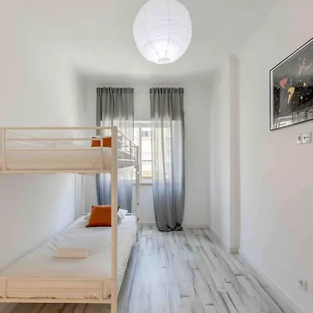 Apartment Lovely 3-bedroom W/ Free Parking On Premises *