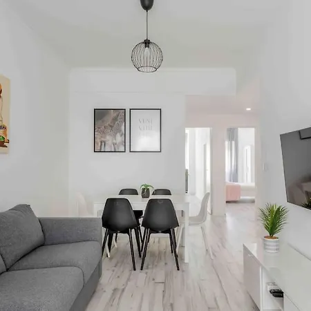Lovely 3-bedroom W/ Free Parking On Premises Queluz