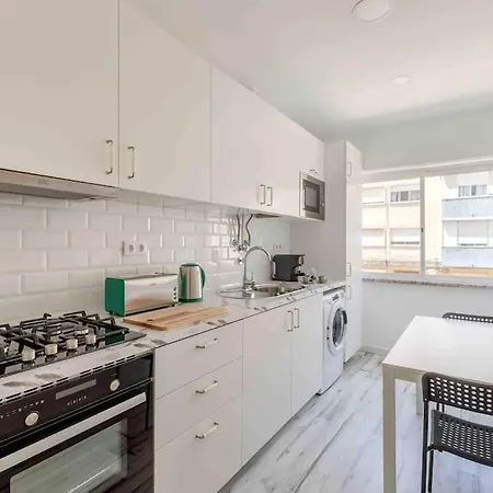 Lovely 3-bedroom W/ Free Parking On Premises