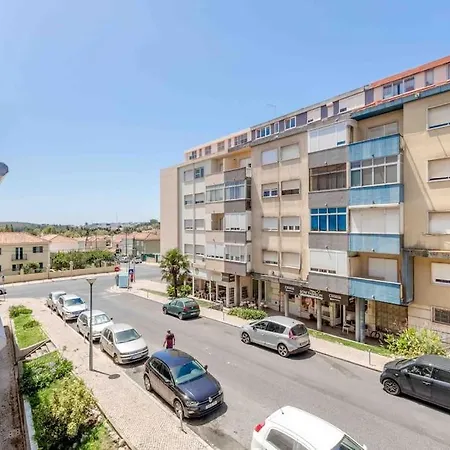 Apartment Lovely 3-bedroom W/ Free Parking On Premises