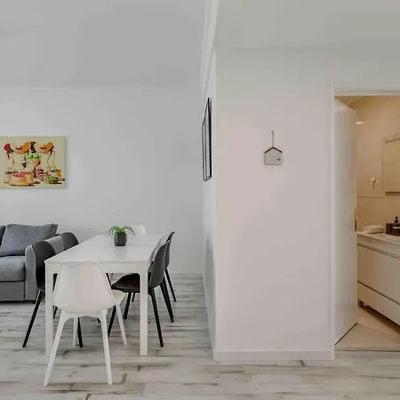 Apartment Lovely 3-bedroom W/ Free Parking On Premises