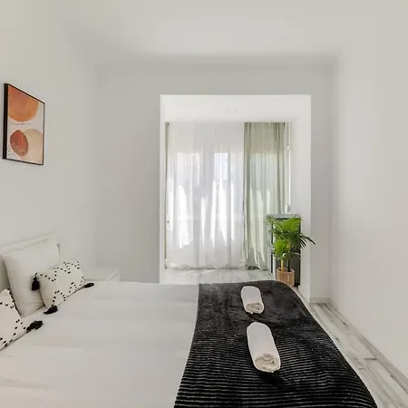 Apartment Lovely 3-bedroom W/ Free Parking On Premises