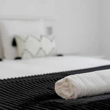 Apartment Lovely 3-bedroom W/ Free Parking On Premises Queluz