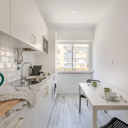 Lovely 3-bedroom W/ Free Parking On Premises * Queluz