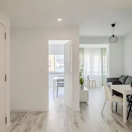 Apartment Lovely 3-bedroom W/ Free Parking On Premises *