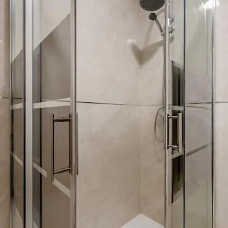 Lovely 3-bedroom W/ Free Parking On Premises 아파트 *