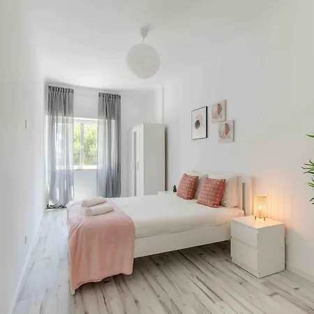 Lovely 3-bedroom W/ Free Parking On Premises * Queluz