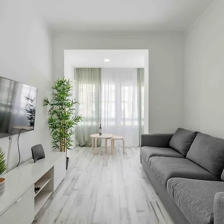 Lovely 3-bedroom W/ Free Parking On Premises *