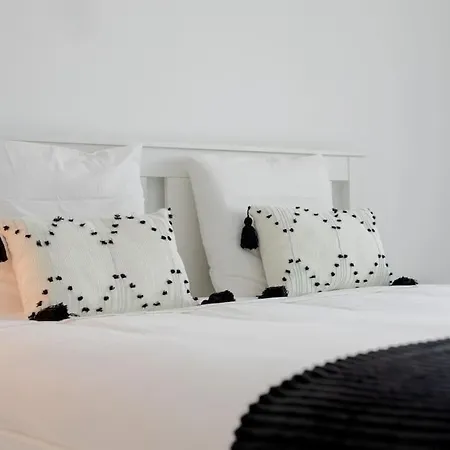 Lovely 3-bedroom W/ Free Parking On Premises Daire *