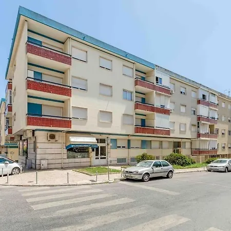 Lovely 3-bedroom W/ Free Parking On Premises *