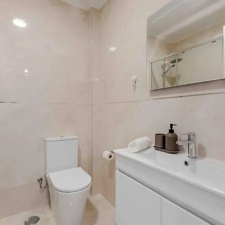 Apartment Lovely 3-bedroom W/ Free Parking On Premises *