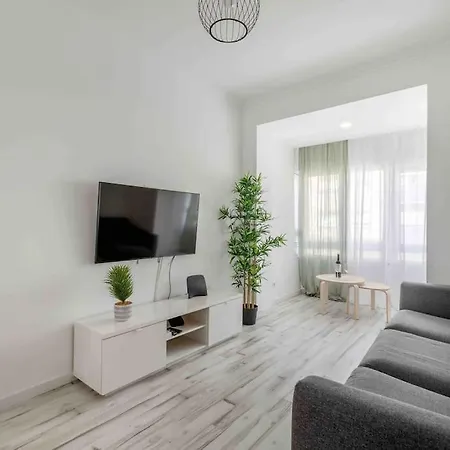 Lovely 3-bedroom W/ Free Parking On Premises 아파트 쿠엘루즈