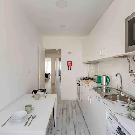 Apartment Lovely 3-bedroom W/ Free Parking On Premises *