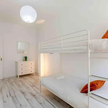 Lovely 3-bedroom W/ Free Parking On Premises 아파트 쿠엘루즈