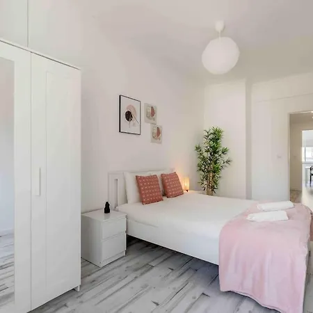 Lovely 3-bedroom W/ Free Parking On Premises