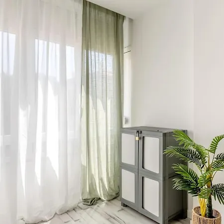 Lovely 3-bedroom W/ Free Parking On Premises *