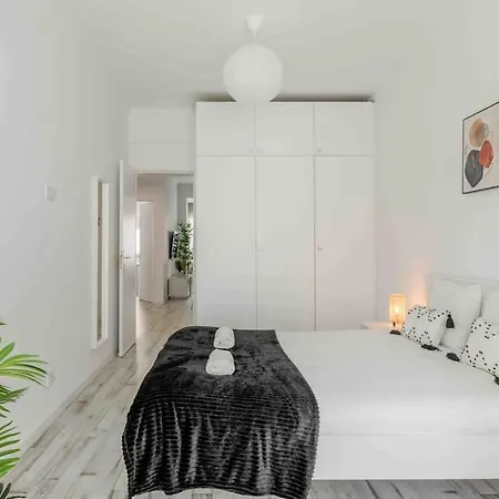 Lovely 3-bedroom W/ Free Parking On Premises * Queluz