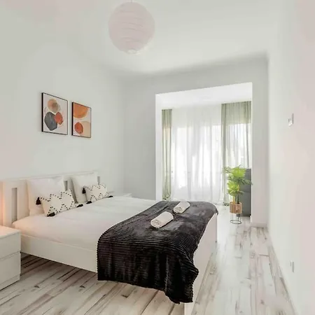 Apartment Lovely 3-bedroom W/ Free Parking On Premises *