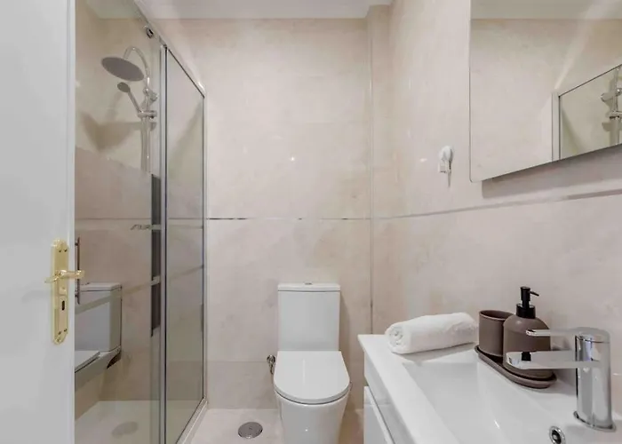 Lovely 3-bedroom W/ Free Parking On Premises Appartement *