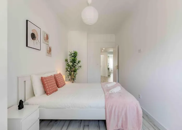 Lovely 3-bedroom W/ Free Parking On Premises Appartement Queluz