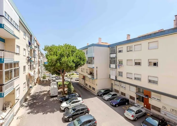 Lovely 3-bedroom W/ Free Parking On Premises *