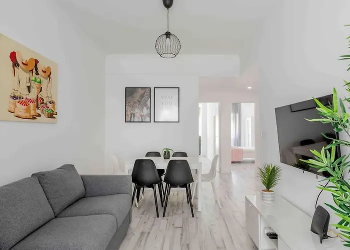 Lovely 3-bedroom W/ Free Parking On Premises Queluz