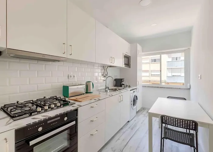 Lovely 3-bedroom W/ Free Parking On Premises