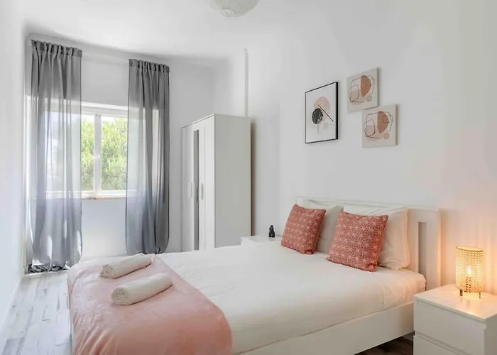 Lovely 3-bedroom W/ Free Parking On Premises Appartement