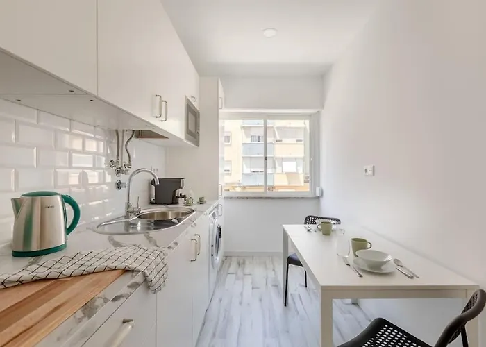 Lovely 3-bedroom W/ Free Parking On Premises * Queluz