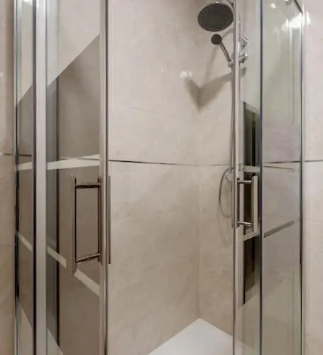 Lovely 3-bedroom W/ Free Parking On Premises Appartement *