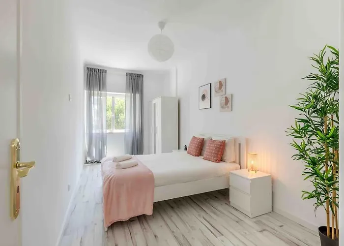 Lovely 3-bedroom W/ Free Parking On Premises * Queluz