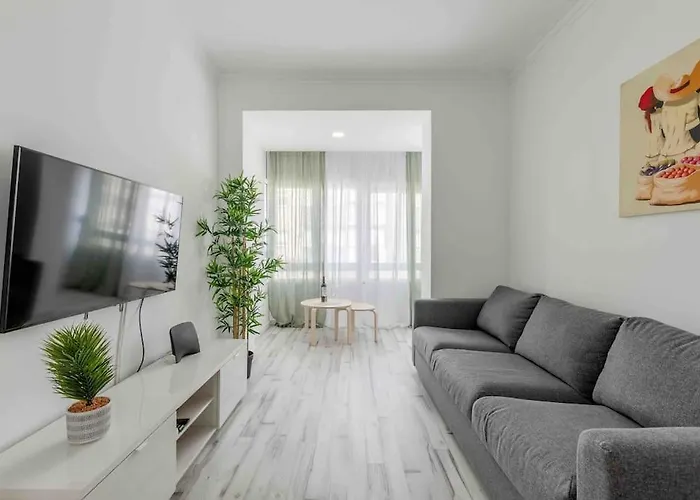 Lovely 3-bedroom W/ Free Parking On Premises *