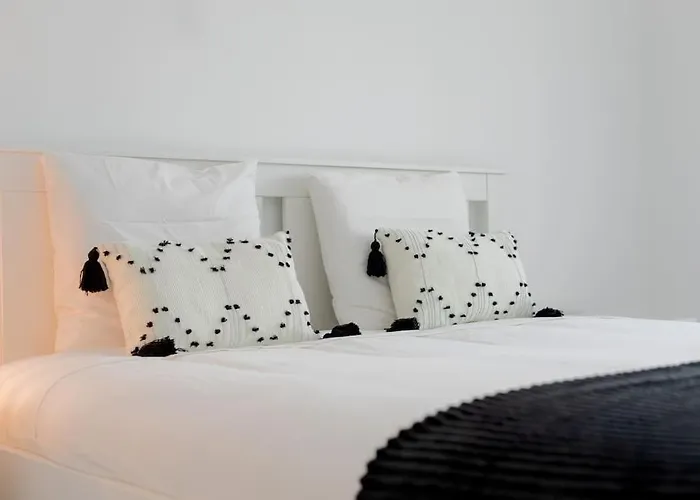 Lovely 3-bedroom W/ Free Parking On Premises Appartement *