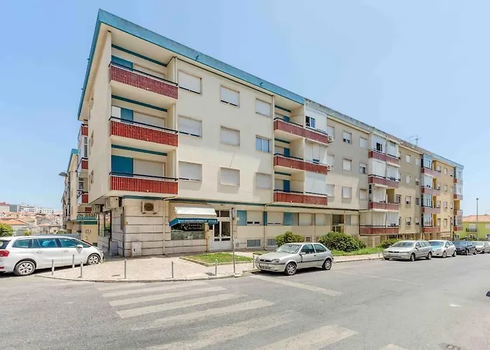 Lovely 3-bedroom W/ Free Parking On Premises *
