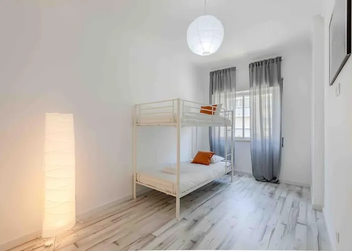 Lovely 3-bedroom W/ Free Parking On Premises