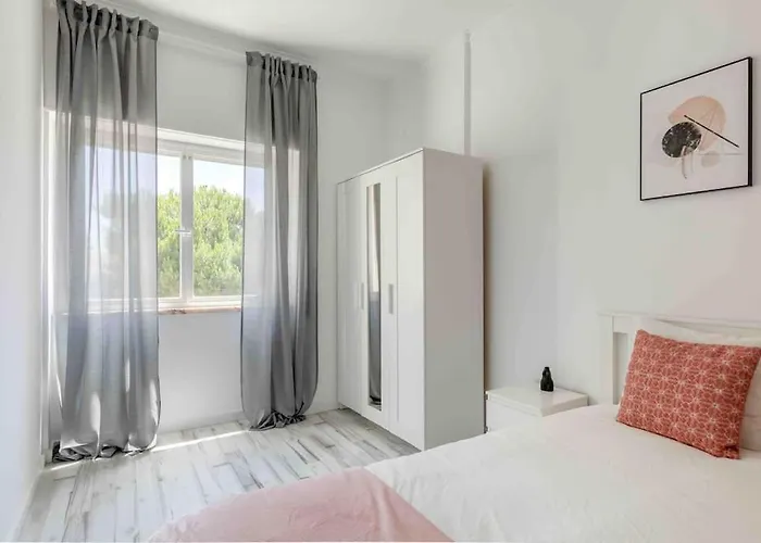 Lovely 3-bedroom W/ Free Parking On Premises Appartement