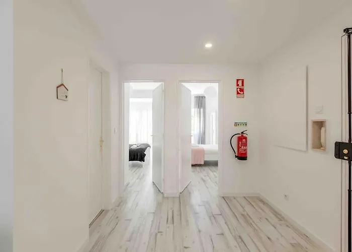 Appartement Lovely 3-bedroom W/ Free Parking On Premises Queluz