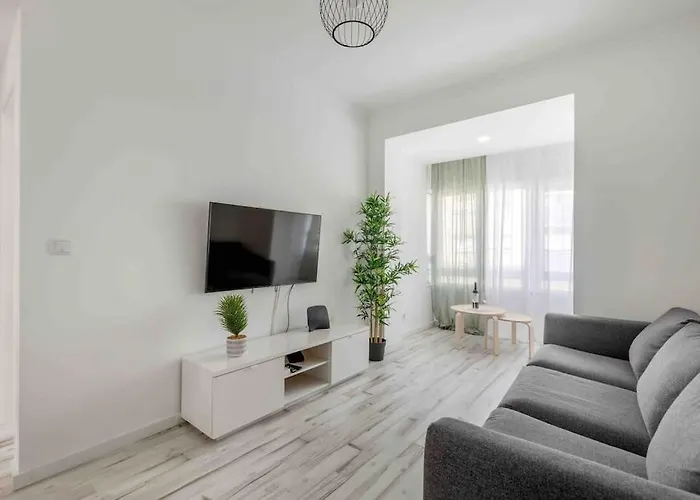 Lovely 3-bedroom W/ Free Parking On Premises Appartement Queluz