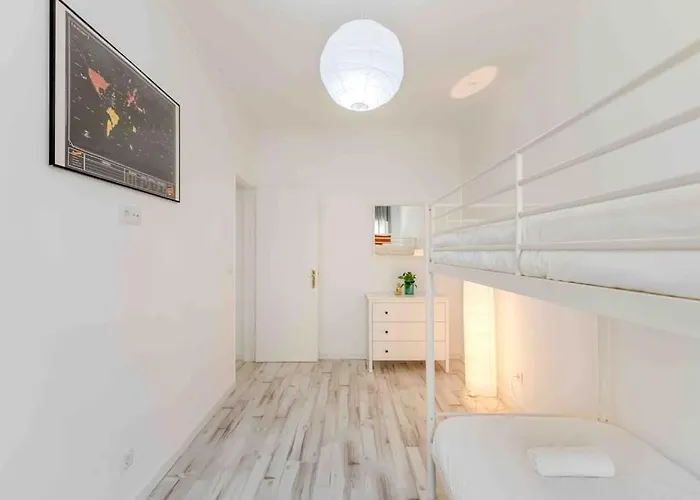 Appartement Lovely 3-bedroom W/ Free Parking On Premises *