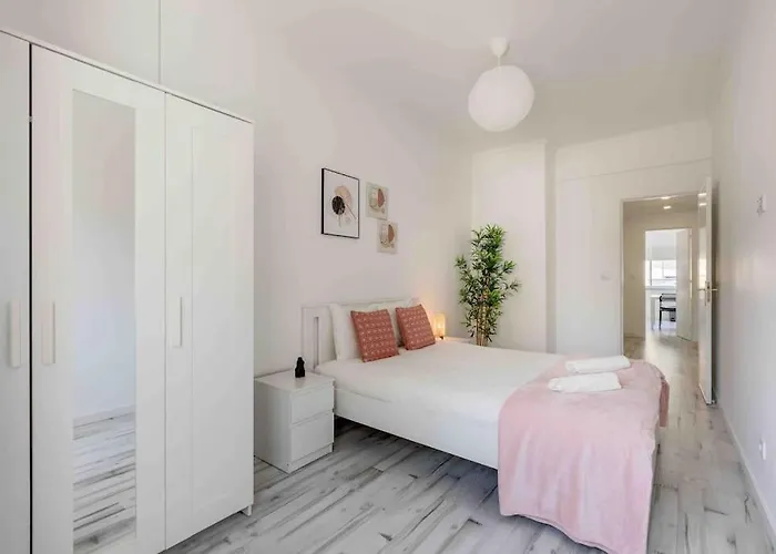 Lovely 3-bedroom W/ Free Parking On Premises