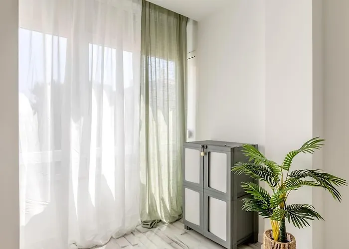 Lovely 3-bedroom W/ Free Parking On Premises *